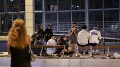 Universitarios de reenganche en la zona del puerto tras su primera noche de fiesta del curso