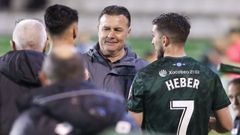 Cristbal Parralo, en la imagen con Hber en el choque ante el Rayo Majadahonda, afirma que no reservar a los jugadores apercibidos.