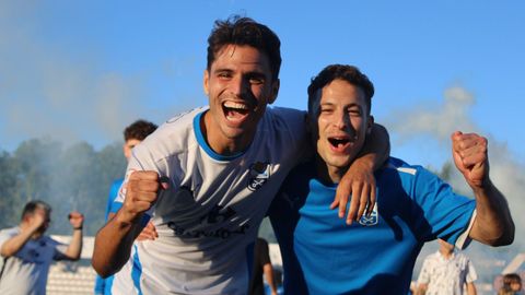 Martn Lamelas celebra la clasificacin para el playoff de ascenso con su compaero Ferrn Sarsanedas, un excanterano del FC Barcelona