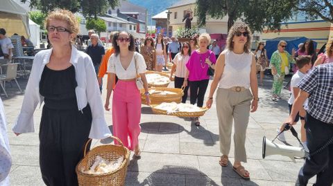 Las roscas casamenteras precedan al santo en la procesin de Fontei.