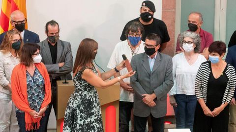 La presidenta del Parlamento cataln, Laura Borrs, hace entrega de la medalla de honor en la categora de oro a las vctimas de la represin y a los colectivos jurdicos que las defienden, en vsperas de la Diada