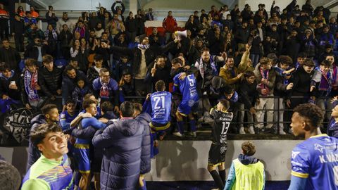 Los jugadores del Ourense CF celebrando con su afici�n la victoria ante el Girona FC en la Copa del Rey