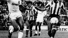 Al fondo, Quique Seti�n con la camiseta rojiblanca.