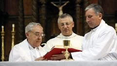 Jos� Fern�ndez D�az (a la izquierda) con el obispo Alfonso Carrasco, durante una misa celebrada en la iglesia parroquial de Doade con motivo de sus cincuenta a�os de sacerdocio