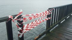 Uno de los tramos de la pasarela de las mariscadoras  de Os Praceres cuyo deterioro est� marcado por cintas