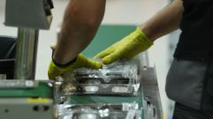 Un trabajador, en la cadena de producci�n de su empresa