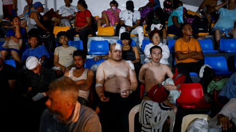 Afectados por el terremoto en La Guaira reciben asistencia en un hospital