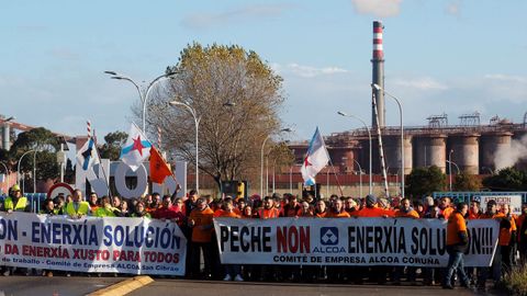 rabajadores de Alcoa se desplazan a San Cibrao (Lugo) para protestar contra el Expediente de Regulaci�n de Empleo (ERE) de la empresa en las plantas de A Coru�a, con lo cual solo se salvar�a la lucense en Galicia, y Avil�s