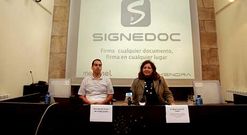 Brais M�ndez, socio fundador de Enxendra, junto con la concejala Luisa Cid.