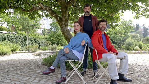 �ngel Santos (centro) participa na sala santiaguesa Numax nun coloquio sobre a s�a pel�cula, acompa�ado polos actores protagonistas, Violeta Gil e Denis G�mez. Na imaxe, retratados en Compostela.