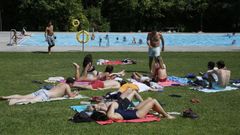 En el parque do Coto, en Negreira, se inaugura un tobog�n acu�tico este lunes.