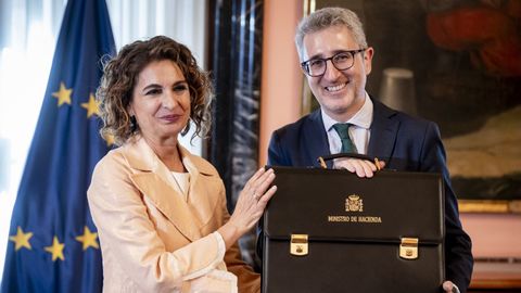 El ministro de Hacienda, Arcadi Espa�a, con su predecesora, Mar�a Jes�s Montero