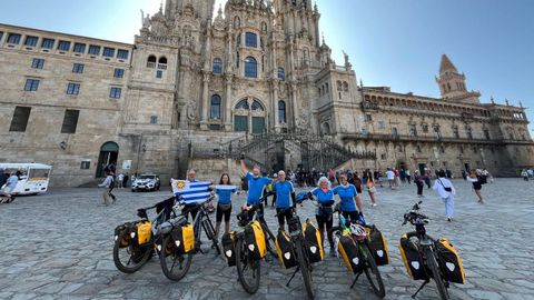 Grupo de uruguayos que hicieron el Camiño por segunda vez con bicis alquiladas a la empresa de Mondoñedo