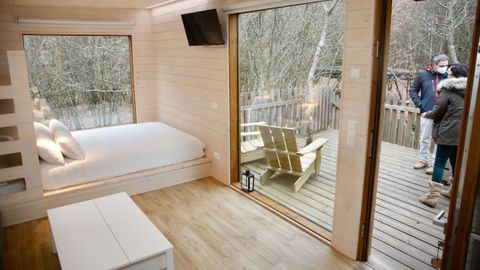 Una de las habitaciones cuenta con una litera empotrada tras el cabecero de la cama principal