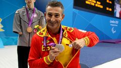 Chano Rodr�guez muestra la medalla de plata conseguida en 200 metros libres de los Juegos Paral�mpicos de Londres 2012
