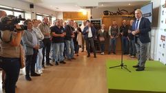 Tomé, a la derecha, en una reciente reunión en Doade con productores ecológicos de leche