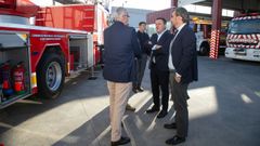 El conselleiro de Presidencia, Diego Calvo (derecha), junto al presidente de la Diputacin, en la presentacin de los vehculos, ayer en el parque comarcal de Carballo