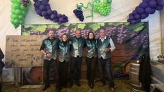 Iv�n, Leti, Alberto, Miri y Moncho, en la carpa en la que se celebr� hoy y ma�ana el San Miguel de Galdo