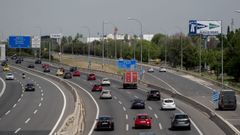 Varios veh�culos circulan por la A2 madrile�a por el puente de mayo.
