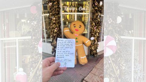 Nicolae con la nota junto a la que devolvieron el mu�eco de jengibre en la madrugada de Nochebuena.