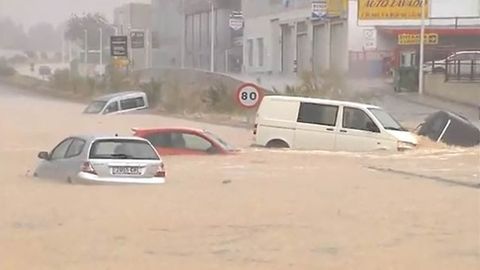 El agua arrasa todo a su paso en Ribarroja del Turia