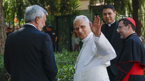 El papa Le�n XIV, acompa�ado por el cardenal Jos� Cobo Cano, arzobispo de Madrid, llegan al centro Cedia 24 horas.