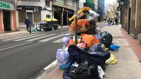 Basura amontonada en A Coru�a durante el conflicto del servicio de limpieza