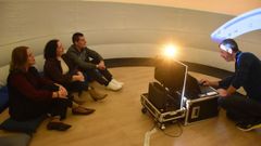 La delegada de la Xunta, Bel�n do Campo, el alcalde de Fisterra, Luis Insua, y la concelleira, Susana Rodr�guez, durante su visita a la exposici�n del proyecto