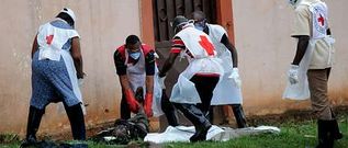 Miembros de la Cruz Roja retiraban ayer los cad�veres diseminados por las calles de Bangui, donde contin�an las matanzas.