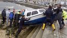 Los marineros de A Illa ponen a salvo sus embarcaciones en el muelle de O Xufre