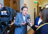 Lores atiende a un medio italiano durante su participaci�n en un congreso en Florencia el a�o pasado.
