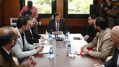 El presidente del Principado, Javier Fern�ndez (c), recibe este viernes a los secretarios generales de UGT Asturias, Javier Fern�ndez Lanero (3d); FICA-UGT, Jenaro Mart�nez (2d); CCOO de Asturias, Jos� Manuel Zapico (2i); la Federaci�n de Industria de CCOO, Dami�n Manzano; y el coordinador de la gestora de USO en Asturias, Juanjo Estrada (d), este viernes en Oviedo