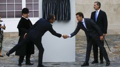 El ministro Pedro Duque y el presidente Feijoo estrechan sus manos en presencia del rey Felipe VI y del rector Julio Abalde