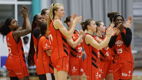 Las jugadoras del Ensino aplauden a sus aficionados en la �ltima Copa Galicia
