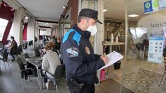Un agente de la Polic�a Local vigila que se cumplan las medidas de seguridad en los establecimientos hosteleros