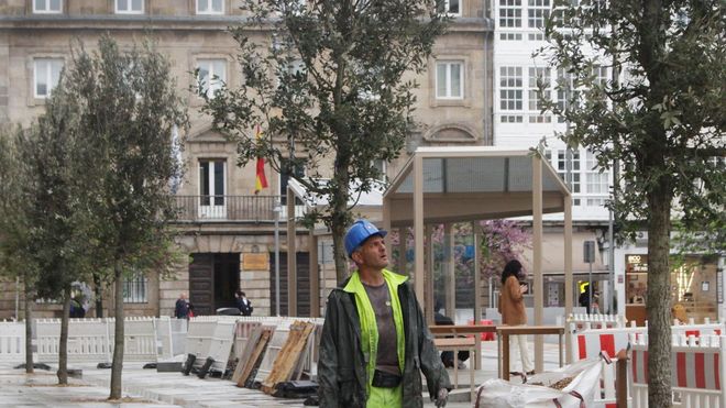 Un operario mira los �rboles reci�n plantados en el entorno del Col�n, dentro de las obras de reforma de Los Cantones de A Coru�a
