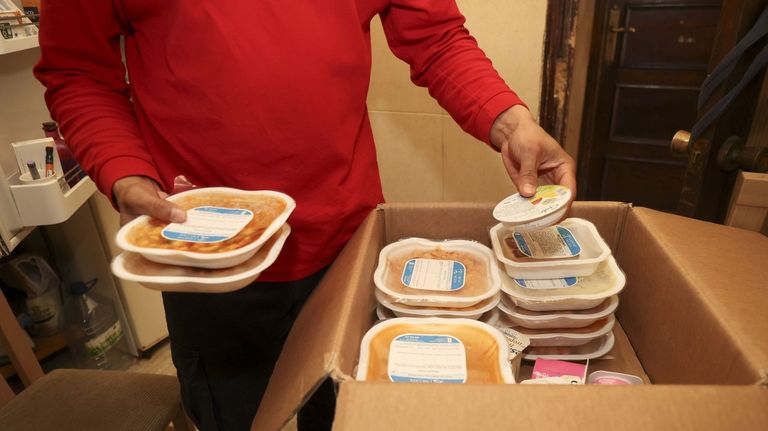 El programa Xantar na Casa reparte unos 1.400 men�s semanales en Barbanza