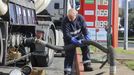 Un�operario de un cami�n cisterna�aprovisiona de gas�leo�a una estaci�n de servicio de Ferrol.