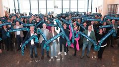 Luis L�pez, presidente provincial, con la vicepridenta Luisa S�nchez, la actriz Marta Larralde, que present� el acto, el diputado Jes�s V�zquez Almui�a y el resto de los asistentes