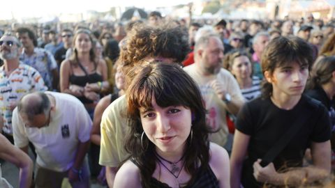 El p&uacute;blico del Atlantic Fest llen&oacute; la playa de A Concha durante el concierto de la banda gallega Tri&aacute;ngulo de Amor Bizarro.