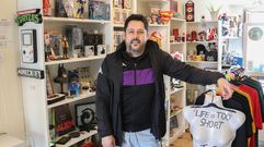 Marcos Pereiros en Vakaloura (en la Algalia de Arriba 46), un negocio cuyo nombre hace un guipo a su infancia, dice: «Mi padre era médico en la prisión de Monterroso y yo me crie allí hasta los 6 años. Ese centro penitenciario se llama Vacaloura [por el monte en el que se asienta], que además es un coleóptero muy chulo y con mucha historia». Y, aunque él cambió la grafía para distinguirse de la antigua tienda de manualidades que había en el Ensanche compostelano, aún siguen llamándole para pedir materiales de pintura o preguntando por el santuario de animales homónimo.