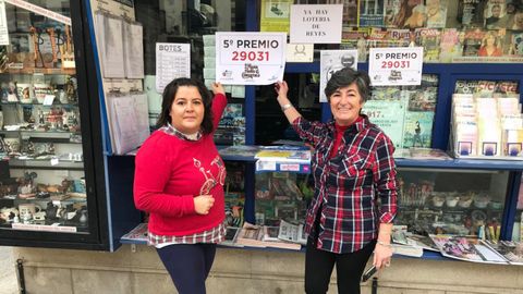 F�tima Fern�ndez y Loli Fern�ndez posan frente al Quiosco que regentan con el cartel del d�cimo premiado con el quinto premio en Cangas del Narcea