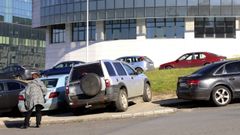 Hay quien se ve en la obligaci�n de caminar por la carretera ante la imposibilidad de emplear una acera plagada de veh�culos.