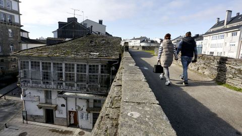 Junto a la Muralla hay edificios en muy mal estado