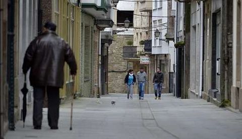 <span lang= es-es >�Se alquila�</span>. La oferta de locales en alquiler se extiende a toda la calle.