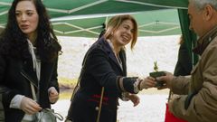 La concejala �ngeles Novo y la presidenta de la Audiencia, Sandra Pi�eiro, haciendo entrega de una de las plantas