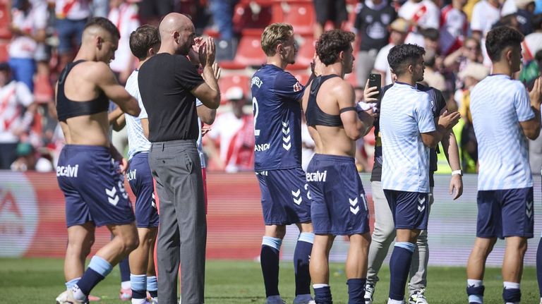 Gir�ldez y los jugadores del Celta, tras el �ltimo partido en Vallecas, en septiembre del 2025.