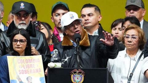 Gustavo Petro se dirige a sus seguidores, concentrados en la plaza de Bol&iacute;var de Bogot&aacute;