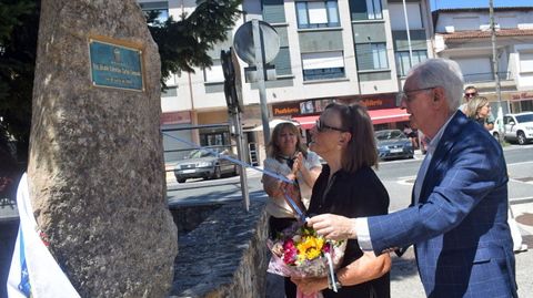 <span lang= gl >A filla de Celestino Carbia Campa�a, Elvira, xunto ao actual alcalde de Valga, Jos� Mar�a Bello Maneiro, no acto de descubrimento da praza que bautiza unha r�a da localidade co nome do rexedor fusilado en 1937.</span>