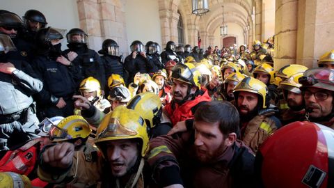 Decenas de bomberos denunciaron el deplorable estado de sus parques de trabajo